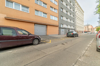 Vjezd Bartoškova ulice - Prodej garážového stání 11 m², Praha 4 - Nusle 
