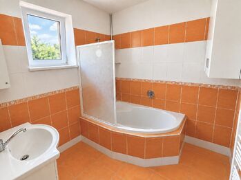 1NP - Koupelna - Pronájem domu 289 m², Praha 9 - Kbely