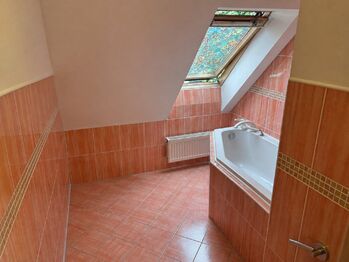 2NP - koupelna - Pronájem domu 289 m², Praha 9 - Kbely