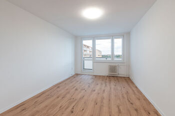 Obývací pokoj s výstupem na lodžii - Pronájem bytu 2+kk v osobním vlastnictví 44 m², Praha 5 - Stodůlky