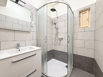 Koupelna - Pronájem bytu 3+1 v osobním vlastnictví 70 m², Praha 10 - Vršovice