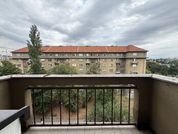 Výhled z balkonu - Pronájem bytu 3+1 v osobním vlastnictví 70 m², Praha 10 - Vršovice