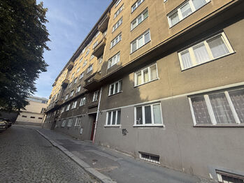 Čelní pohled na dům - Pronájem bytu 3+1 v osobním vlastnictví 70 m², Praha 10 - Vršovice