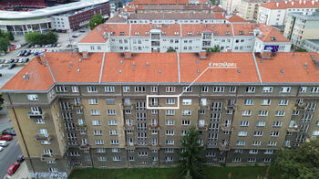 Zadní pohled na dům - Pronájem bytu 3+1 v osobním vlastnictví 70 m², Praha 10 - Vršovice