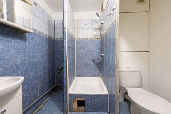 Koupelna s WC  - Prodej bytu 2+kk v družstevním vlastnictví 40 m², Praha 9 - Prosek