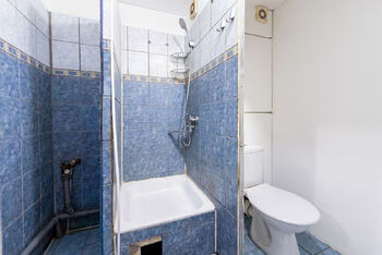 Koupelna s WC  - Prodej bytu 2+kk v družstevním vlastnictví 40 m², Praha 9 - Prosek
