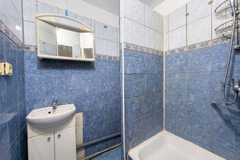 Koupelna s WC  - Prodej bytu 2+kk v družstevním vlastnictví 40 m², Praha 9 - Prosek