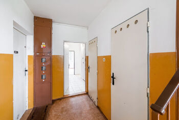Chodba s komorou - Prodej bytu 2+kk v družstevním vlastnictví 40 m², Praha 9 - Prosek