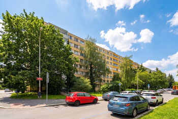 Okolí domu - Prodej bytu 2+kk v družstevním vlastnictví 40 m², Praha 9 - Prosek