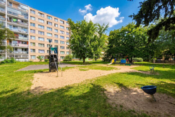 Okolí domu - Prodej bytu 2+kk v družstevním vlastnictví 40 m², Praha 9 - Prosek