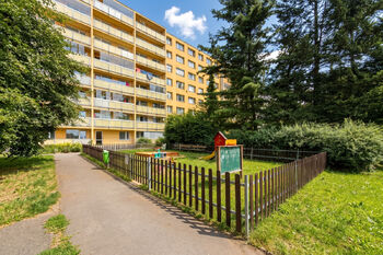 Okolí domu - Prodej bytu 2+kk v družstevním vlastnictví 40 m², Praha 9 - Prosek