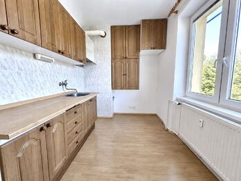 Kuchyň s výhledem do zeleně - Prodej bytu 2+1 v osobním vlastnictví 50 m², Vsetín