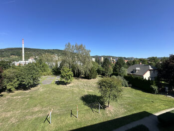Výhled z kuchyně a z pokoje - Prodej bytu 2+1 v osobním vlastnictví 50 m², Vsetín