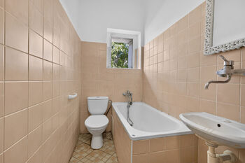 Malá koupelna s WC - Prodej domu 160 m², Holubice
