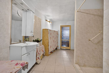 Velká koupelna s WC - Prodej domu 160 m², Holubice