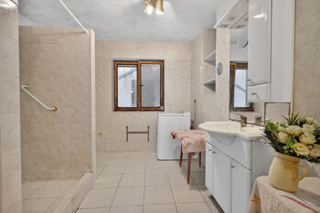 Velká koupelna s WC - Prodej domu 160 m², Holubice