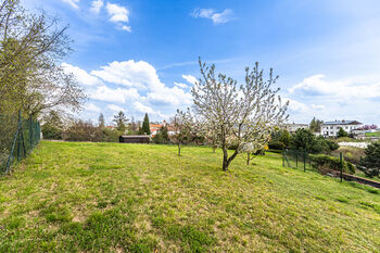 pohled od západu  - Prodej pozemku 1550 m², Praha 5 - Lochkov