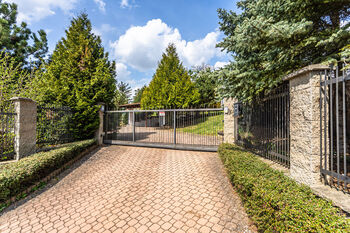 vjezd na pozemek  - Prodej pozemku 1550 m², Praha 5 - Lochkov