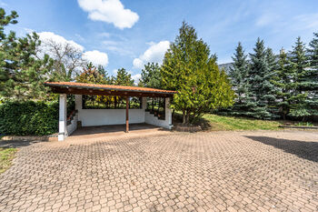 garáž pro dvě auta na pozemku - Prodej pozemku 1550 m², Praha 5 - Lochkov