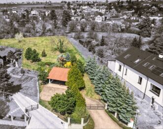 pohled na pozemek od jihu - Prodej pozemku 1550 m², Praha 5 - Lochkov