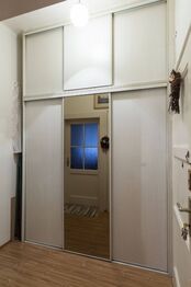 předsíň se skříní - Pronájem bytu 2+kk v družstevním vlastnictví 47 m², Praha 4 - Nusle