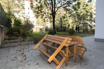 sezení ve dvoře - Pronájem bytu 2+kk v družstevním vlastnictví 47 m², Praha 4 - Nusle
