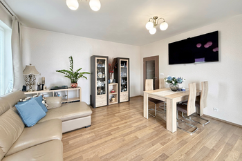 obývací pokoj - Prodej bytu 3+kk v osobním vlastnictví 81 m², Praha 9 - Letňany