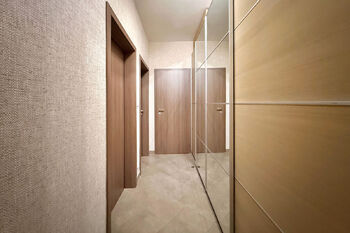chodba - Prodej bytu 3+kk v osobním vlastnictví 81 m², Praha 9 - Letňany