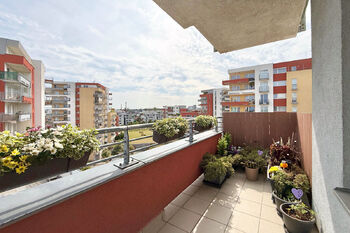 hlavní balkon - Prodej bytu 3+kk v osobním vlastnictví 81 m², Praha 9 - Letňany