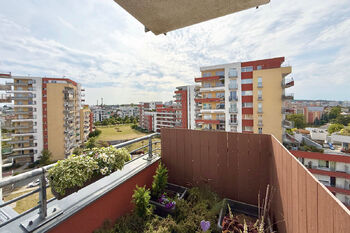 hlavní balkon - Prodej bytu 3+kk v osobním vlastnictví 81 m², Praha 9 - Letňany