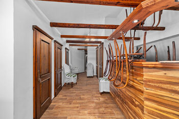 Salonek s barem v podkroví - Prodej restaurace 855 m², Jindřichův Hradec