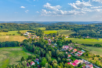 Vesnice a okolní příroda z dronu - Prodej pozemku 13211 m², Velké Popovice 