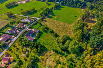 Pohled na přilehlé lesy a louky - Prodej pozemku 13211 m², Velké Popovice
