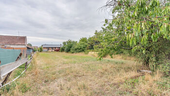 Prodej pozemku 1472 m², Dolní Lažany