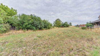 Prodej pozemku 1472 m², Dolní Lažany