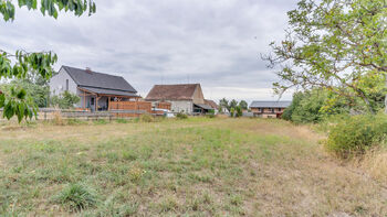 Prodej pozemku 1472 m², Dolní Lažany
