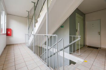 CHODBA BYTOVÉHO DOMU - Prodej bytu 1+1 v osobním vlastnictví 36 m², Praha 4 - Braník