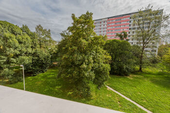 VÝHLED Z LODŽIE - Prodej bytu 1+1 v osobním vlastnictví 36 m², Praha 4 - Braník