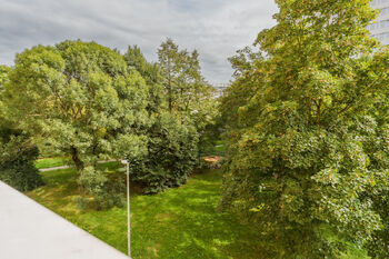 VÝHLED Z LODŽIE - Prodej bytu 1+1 v osobním vlastnictví 36 m², Praha 4 - Braník
