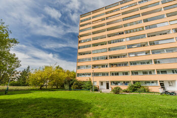 POHLED NA BÝTOVÝ DŮM - Prodej bytu 1+1 v osobním vlastnictví 36 m², Praha 4 - Braník