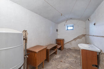 Místnost vhodná k vybudování koupelny. - Prodej domu 85 m², Bednárec