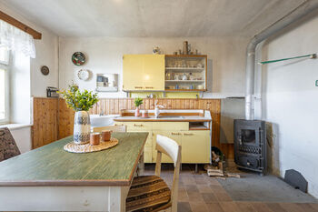 Kuchyně. - Prodej chaty / chalupy 85 m², Bednárec