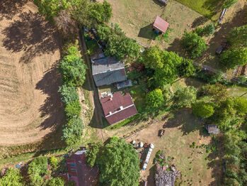 Pohled z dronu. - Prodej chaty / chalupy 85 m², Bednárec