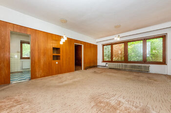 Obývací pokoj a průhled kuchyně - Prodej domu 130 m², Praha 5 - Zbraslav