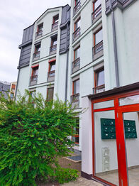 Vstup do budovy a zahrada u bytu.  - Pronájem bytu 1+kk v osobním vlastnictví 40 m², Praha 9 - Libeň
