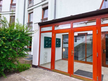 Vstup do budovy. - Pronájem bytu 1+kk v osobním vlastnictví 40 m², Praha 9 - Libeň