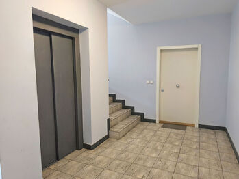 Chodba a výtah. - Pronájem bytu 1+kk v osobním vlastnictví 40 m², Praha 9 - Libeň