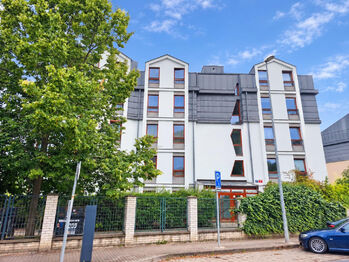 Pohled na bytový dům z ulice.  - Pronájem bytu 1+kk v osobním vlastnictví 40 m², Praha 9 - Libeň