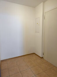 Vstupní chodba. - Pronájem bytu 1+kk v osobním vlastnictví 40 m², Praha 9 - Libeň