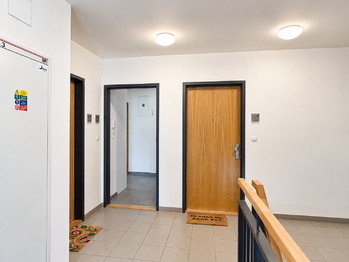 Vstup do bytu - Pronájem bytu 3+kk v osobním vlastnictví 78 m², Praha 8 - Dolní Chabry